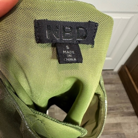 NBD Vea One Shoulder Crop Top Metallic Green SMALL Asymmetrical Cut Out - Picture 4 of 10